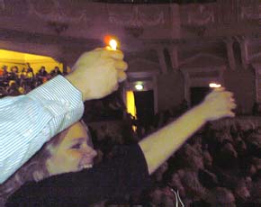 Люди зажигали свечи под песню "Офицеры"