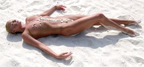 Глядя на балерину, не скажешь ведь: креста на ней нет! Есть: из ракушек и камушков