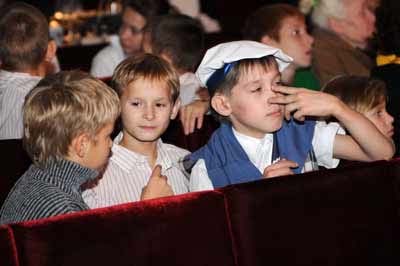 Воспитанники интерната для глухих пели песни, танцевали и читали стихи