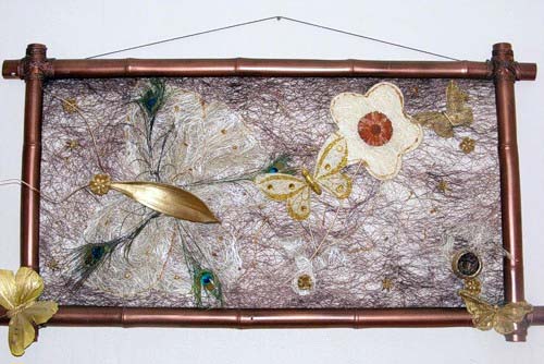 Природный материал сезаль (водоросли) в бамбуковой рамке.