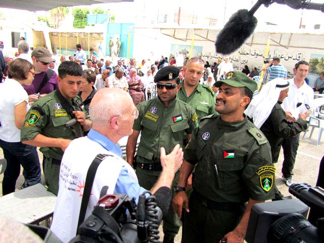 Профессор Рафи Вальден: "Я сказал генералу: сегодня в Туль-Кареме был достигнут мир. Мы налаживаем доверие между людьми. У нас свой фронт. Соглашения подписывают лидеры, а мир налаживают простые люди".