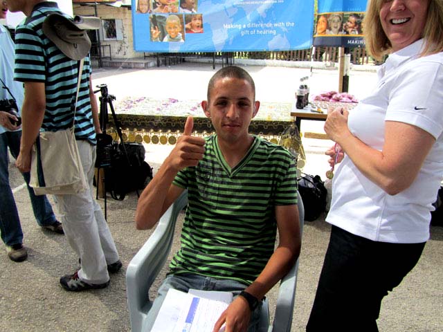 Десятки специалистов, во главе с Биллом Остином и Рафи Вальденом, работают как на конвейере, принимая до четырехсот человек в день.