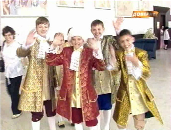 Глухие танцоры из школы №65 заняли 2 место на фестивале детского творчества «От сердца к сердцу». Кадр из телеканала «Доверие»