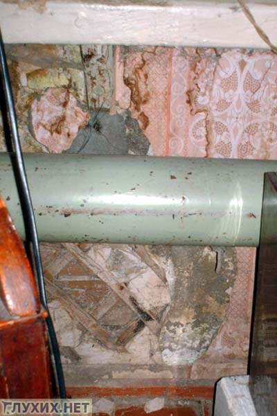 Дом глухой старушки обещают снести 13 лет спустя после признания его аварийности. Фото Татьяны Нужиной