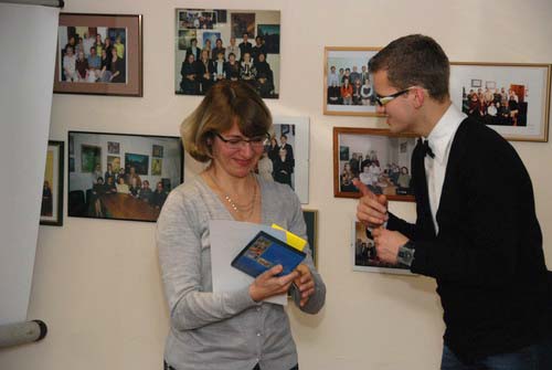 Павел Родионов благодарит Галину Гаврилову.