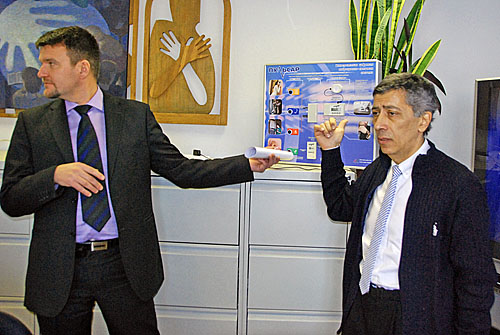 Стенд с приборами светозвуковой сигнализации, которые приобретают глухие москвичи по ИПР, вызвал интерес вице-президента ВОГ Станислава Иванова.