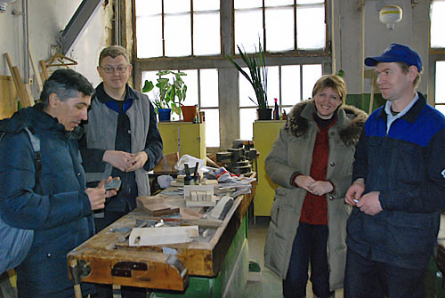 В модельном цеху завода тоже трудятся неслышащие. Владимир Базоев с неслышащими модельщиками и разметчицей – активисткой группы глухих завода Натальей Алёшиной.