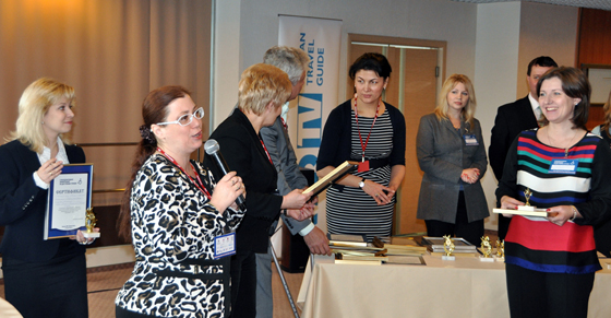 Наталья Ульянова, руководитель НКО «ПАРАЛИС-Инватур», вручает призы за содействие доступному туризму.