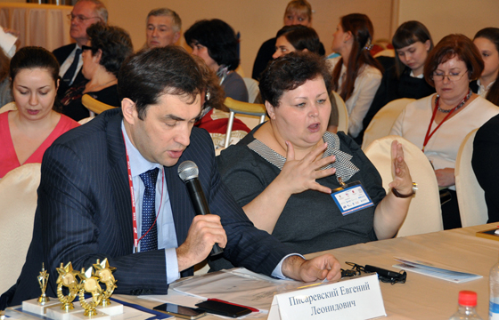 Переводила конференцию на ЖЯ Марина Грудинина.