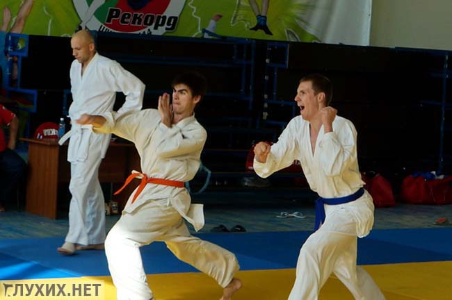 Тренировка каратистов. А я просто криком напугаю своих соперников...