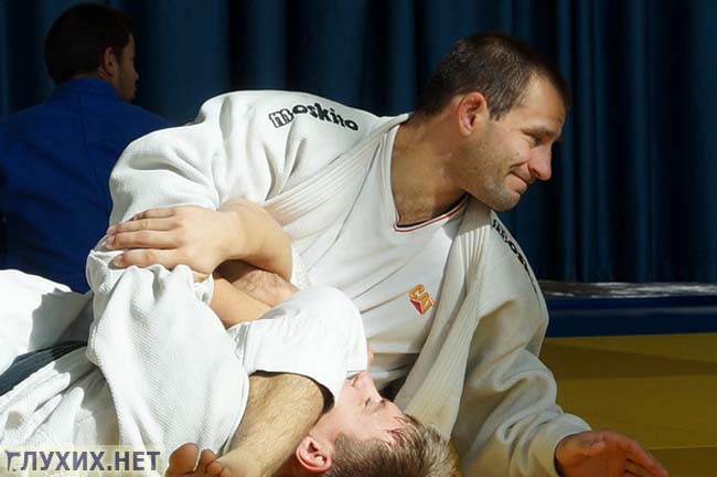 Полежи пока, а я посмотрю, как умные люди отрабатывают приемы...