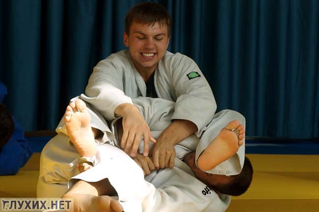 За что его там хватать?