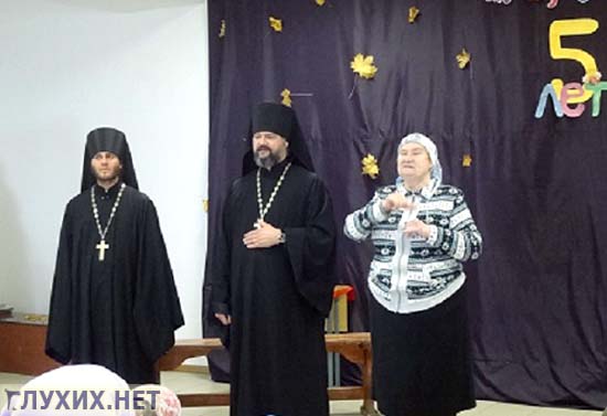 Игумен Варфоломей (в центре) поздравляет прихожан.