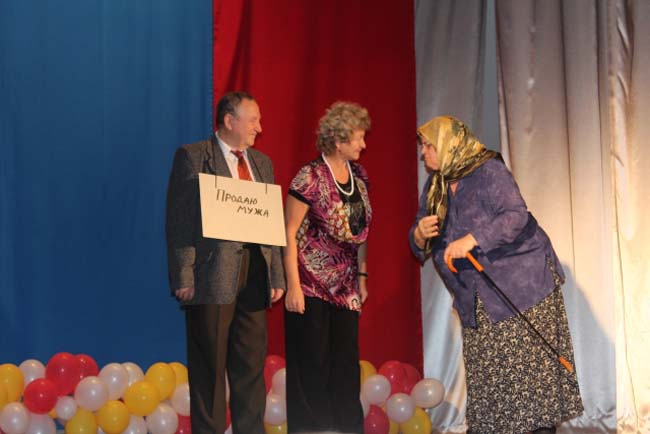 Как Тамара Русакова пытается продать своего мужа в сцене "Продаю мужа".