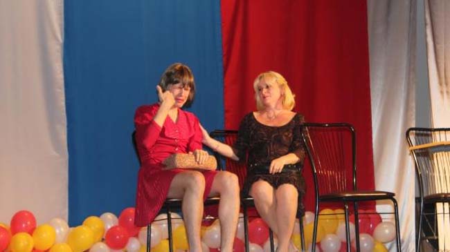 Блистают артисты в сцене "Мой муж - телевизор".