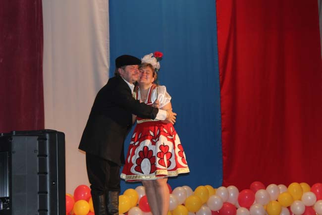 Как две деревенские девушки соревнуются между собой за сердце "приятного" мужчины в сцене "Соперницы".