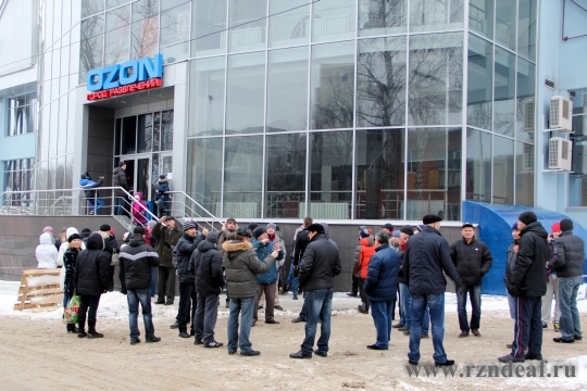 Толпа возле боулинг-клуба, в ожидании открытия дверей.