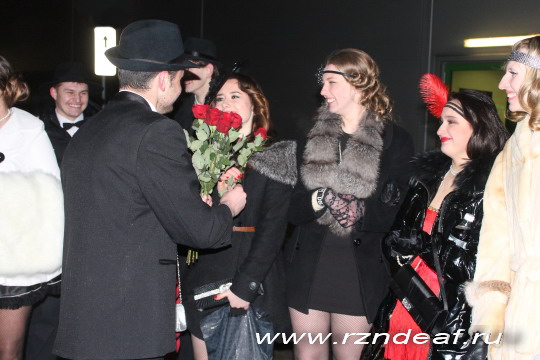 Алексей Голушко подарил каждой девушке по одной алой розе.