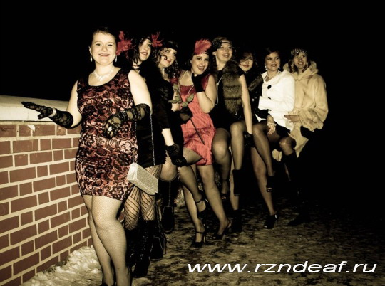 Какие соблазнительные ножки у подруг гангстеров!