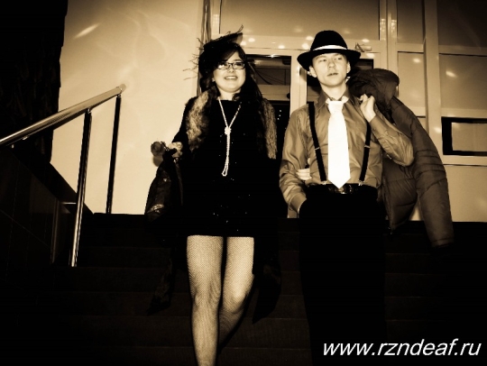 Вход в клуб. На красной дорожке.