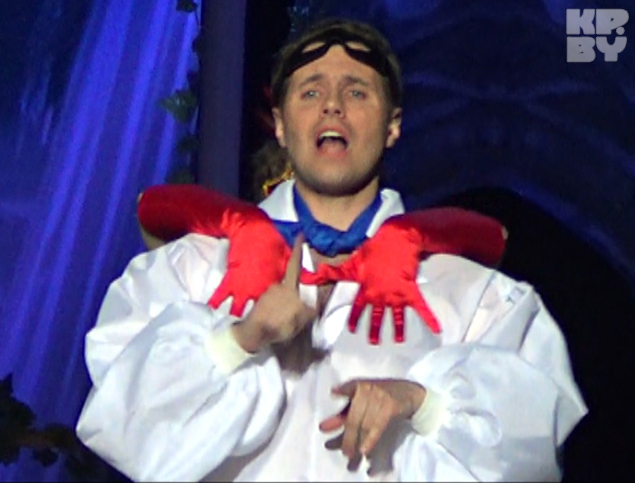 Этот мюзикл использует все средства выражения чувств: музыку и речь в записи, пластику, жесты и мимику, цвет и свет.