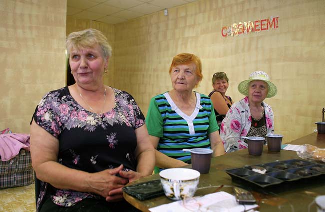 За чаем обсуждают последние новости.