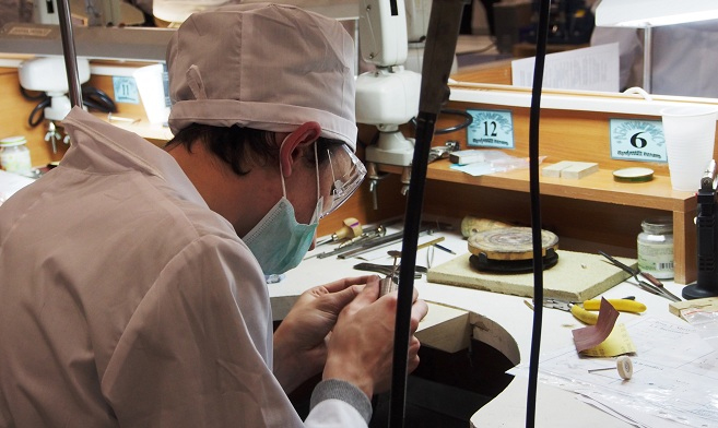 Ювелир за работой