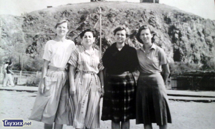 Маргарита Башарова - вторая справа. Фото Татьяны Мамонтовой (слева).