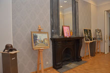 Экспозиция выставки глухих художников и скульпторов